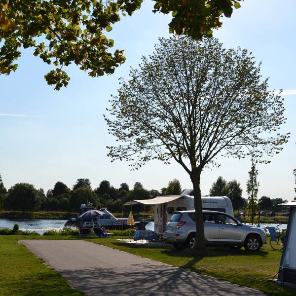 Waterplaatsen aan de maas, camperplaatsen